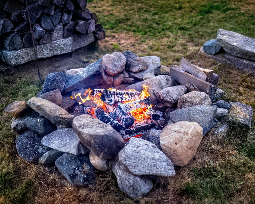 Natürliche Feuerstelle aus Steinen auf Gras